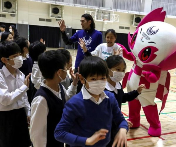 Япон, Хонконгт сургууль хаах шийдвэрийг эцэг эхчүүд таагүй хүлээн авчээ