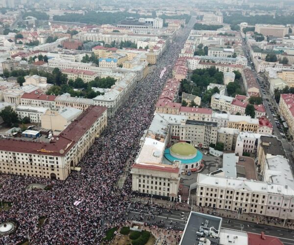 Минскийн талбайд 200 мянган хүн жагсаж, Лукашенко буу агслаа