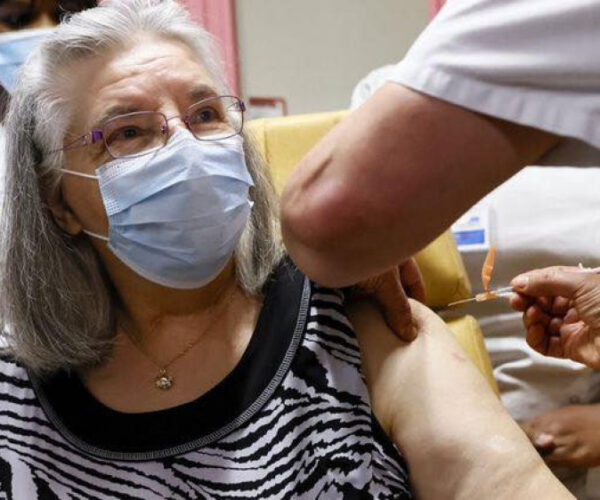 Францад хамгийн эхний вакциныг 78 настай эмэгтэйд хийжээ