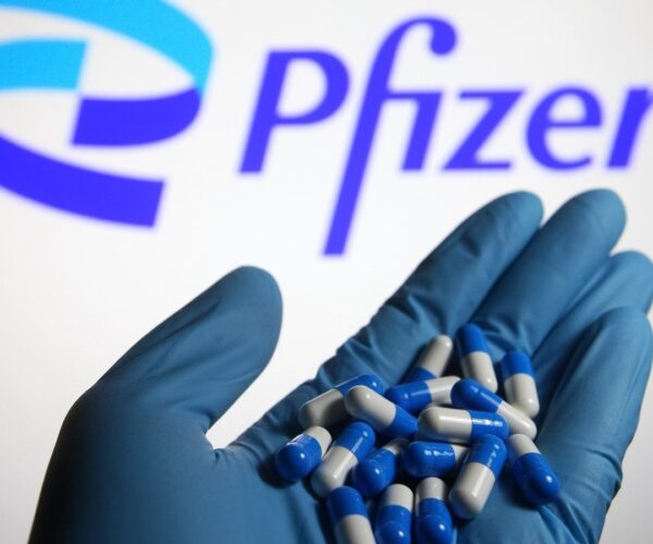 Pfizer компанийн бүтээсэн шинэ эм Омикрон хувилбарын хүндрэлээс 90 хувийн үр дүнтэй хамгаалж буйг тогтоожээ