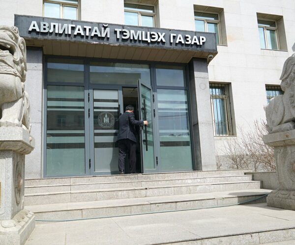 “Нүүрсний” гэх хэргийг мөрдөн шалгах ажиллагааны явцад албан тушаалтнууд 13.8 тэрбум төгрөгийн хахууль авсан байж болзошгүй нь тогтоогдоод байна