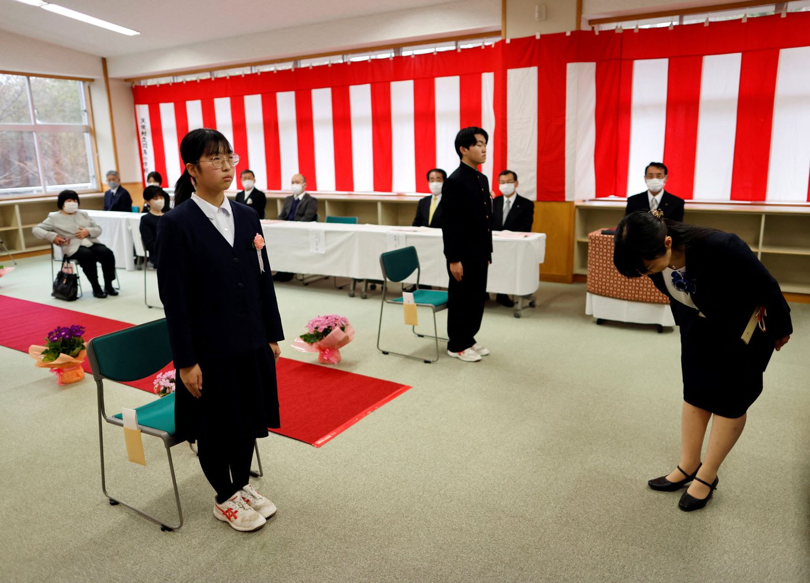 Хүн ам нь хөгширч буй Япон улсад нэг дунд сургууль сүүлчийн хоёр сурагчаа төгсгөөд хаалгаа барьжээ