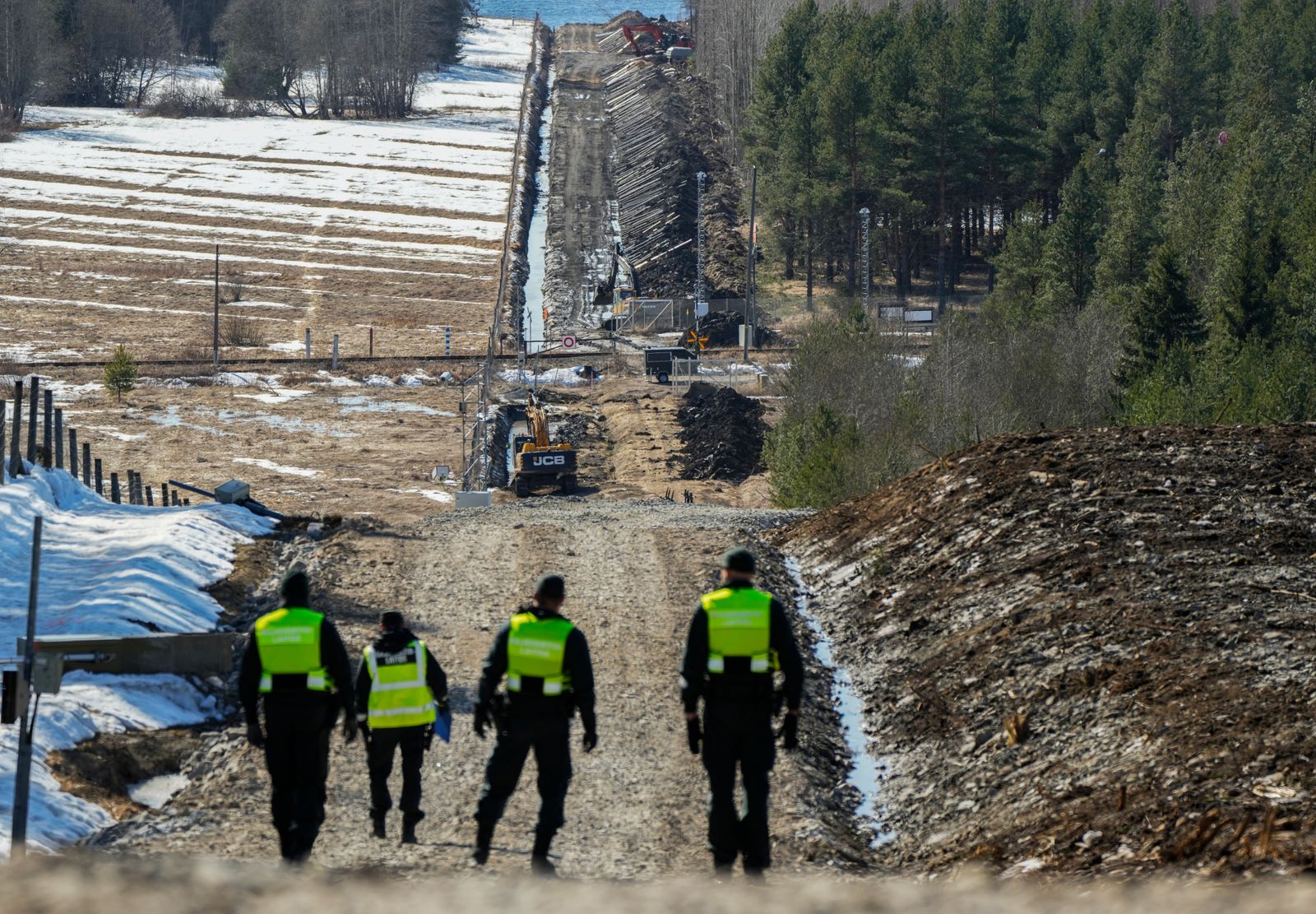 Финланд улс ОХУ-тай залгаа хил дээр босгож буй хашааныхаа эхний хэсгийг дуусгажээ
