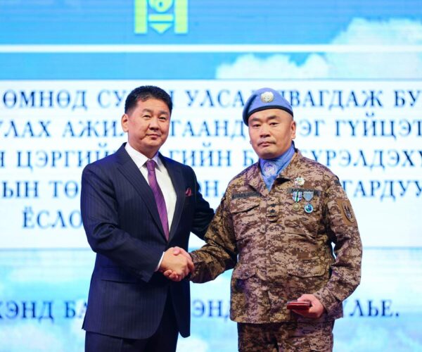 Монгол улсын ерөнхийлөгч У.Хүрэлсүх Өмнөд Суданд энхийг сахиулах ажиллагаанд оролцсон дайчдыг төрийн одон, медалиар шагнав